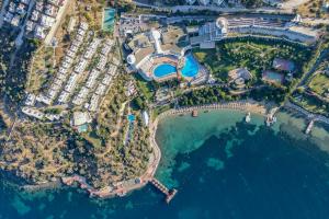eine Luftaufnahme eines Resorts am Wasser in der Unterkunft Yasmin Bodrum Resort in Gümüşlük + 82 Fotos