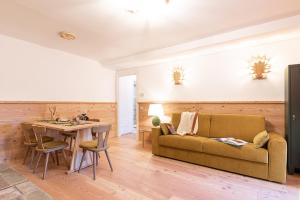 - un salon avec un canapé et une table dans l'établissement 13 Comuni Ristorante E Albergo, à Velo Veronese