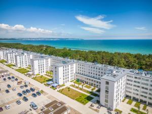 een luchtzicht op witte gebouwen en de oceaan bij FeWo Prora - MariSol in Binz