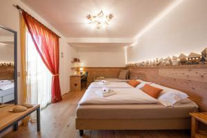 Postel nebo postele na pokoji v ubytování 13 Comuni Ristorante E Albergo