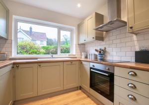 A kitchen or kitchenette at The Willows