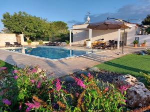 The swimming pool at or close to Dimora Carucci