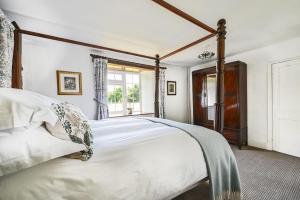 Un pat sau paturi într-o cameră la Farmhouse Cottage