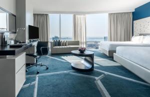 InterContinental Luanda Miramar by IHG的电视和/或娱乐中心