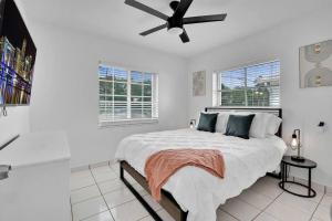 a bedroom with a large bed with a ceiling fan at Spacious 4BRS Home, Relax Backyard close to Casino in Hollywood