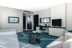 InterContinental Luanda Miramar by IHG的电视和/或娱乐中心