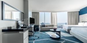InterContinental Luanda Miramar by IHG的电视和/或娱乐中心