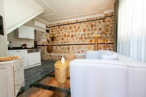cocina con nevera blanca en una habitación en Noa's Boutique Hotel en Antalya