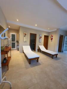 Cette grande chambre comprend deux lits et un bureau. dans l'établissement Arena de Mar Dpto B, à Las Gaviotas