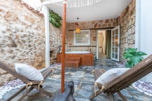 patio con 2 sillas y bañera en Noa's Boutique Hotel en Antalya