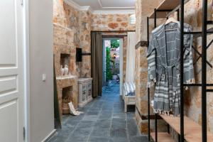 un pasillo de una casa con paredes de piedra y una vitrina en Noa's Boutique Hotel en Antalya
