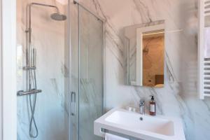 y baño con lavabo y ducha. en Albergo Degli Amici, en Chieti