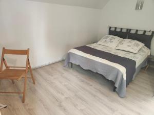 Postel nebo postele na pokoji v ubytování SUITE PRIVEE AVEC VUE SUR LE JARDIN
