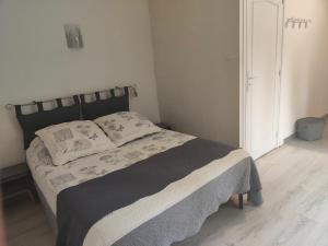 Postel nebo postele na pokoji v ubytování SUITE PRIVEE AVEC VUE SUR LE JARDIN