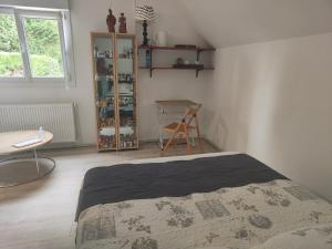 Postel nebo postele na pokoji v ubytování SUITE PRIVEE AVEC VUE SUR LE JARDIN