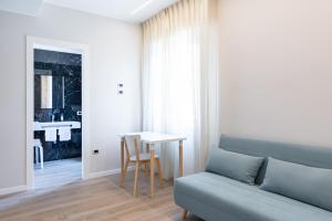 een woonkamer met een bank en een tafel bij Albergo Degli Amici in Chieti