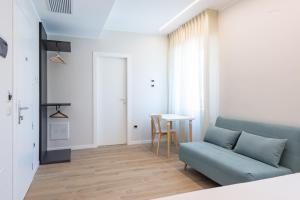 sala de estar con sofá y mesa en Albergo Degli Amici, en Chieti