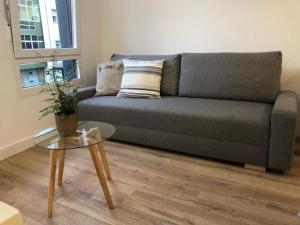 sala de estar con sofá y mesa en Apartamentos CANDEA, en Lugo