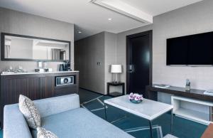 罗安达InterContinental Luanda Miramar by IHG的带沙发和电视的客厅