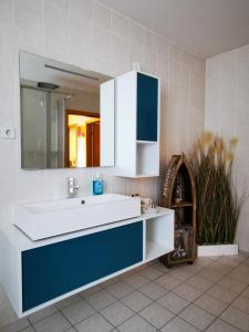 uma casa de banho com um lavatório branco e um espelho. em Ferienwohnungen Am Rathaus und No11 em Havelberg