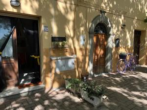 un bâtiment avec un vélo garé à côté d'une porte dans l'établissement La casa di Anna, à Torricella