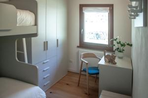 um quarto com uma cama, uma secretária e uma janela em Casa Vacanze Al Molino em Brischis