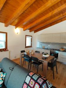 uma sala de estar com um sofá azul e uma mesa em Casa Vacanze Al Molino em Brischis