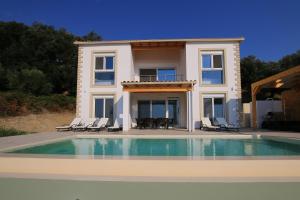 Bazén v ubytování Sunset Sea View Villa 8 nebo v jeho okolí