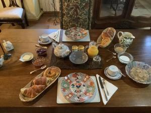 une table recouverte de assiettes et de bols de nourriture dans l'établissement La Bergerie, à Gurs