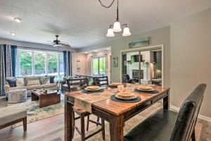 uma sala de jantar e sala de estar com mesa e cadeiras em Lake Keowee Condo with Community Pool and Marina! em Salem