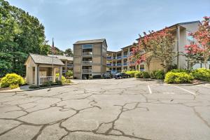 um parque de estacionamento vazio em frente a um edifício em Lake Keowee Condo with Community Pool and Marina! em Salem