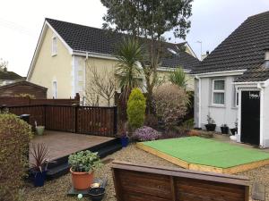 een tuin met een groen gazon voor een huis bij Ty Croeso in Ballymoney