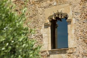 a window on the side of a stone building at Es Portal Restaurant i Hotel Boutique - Adults only in Pals