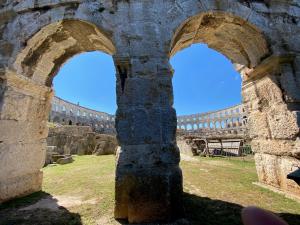 Φωτογραφία από το άλμπουμ του Room Omera στην Πούλα