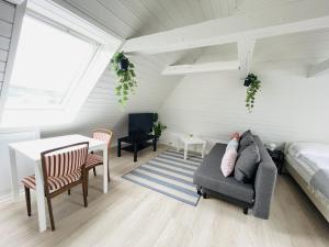 1 dormitorio con 1 cama, mesa y sillas en aday - Charming loft studio, en Aalborg