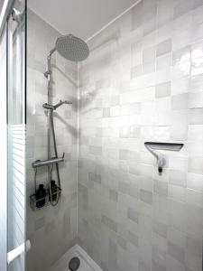 baño con ducha y puerta de cristal en La Duchesse - Grand Appartement Au Coeur de Dijon en Dijon