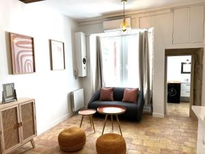 - un salon avec un canapé et une table dans l'établissement La Duchesse - Grand Appartement Au Coeur de Dijon, à Dijon