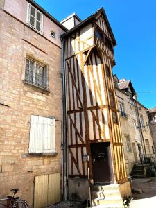 an old building with a half timbered at La Duchesse - Grand Appartement Au Coeur de Dijon in Dijon