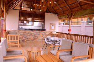 um restaurante com mesa e cadeiras e um bar em Pelican Lodge & Marina em Entebbe