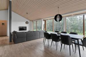 een eetkamer met een tafel en stoelen bij Scandinavian villa in South Iceland in Laugaras