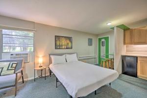 Postel nebo postele na pokoji v ubytování Charming Orlando Duplex about 6 Mi to Downtown!