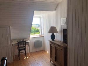 Pokój z biurkiem z lampką i oknem w obiekcie Magnifique longère du Cotentin w mieście Heugueville-sur-Sienne