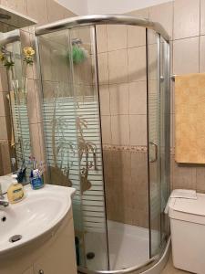 un bagno con doccia e lavandino di Endless Summer a Vlorë