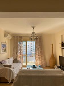 un soggiorno con un divano e una finestra di Endless Summer a Vlorë