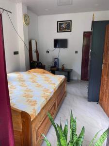 een slaapkamer met een groot bed in een kamer bij Happy Homestay Sittong in Mangpu