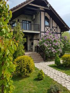 Casa con balcón y algunas flores en Guest House on Lesnaya en Leski