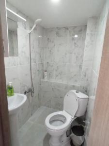 een witte badkamer met een toilet en een wastafel bij moonlight (AY IŞIĞI ) in Canakkale
