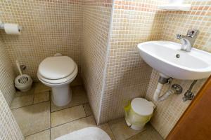 B&B Borgo San Martino في مونوبولي: حمام مع مرحاض ومغسلة