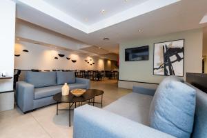 ブエノスアイレスにあるホテル ビス パレルモのリビングルーム(青いソファ、テーブル付)