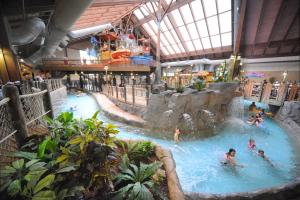 un grupo de personas en una piscina en un parque acuático en Six Flags Great Escape Lodge & Indoor Waterpark, en Queensbury